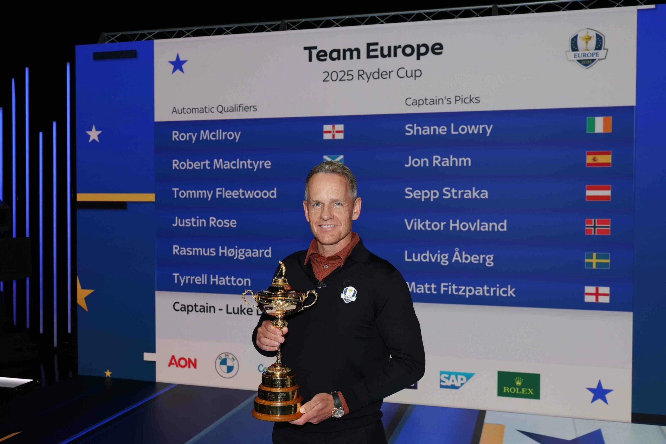 Luke Donald posa con el trofeo de la Ryder Cup y la composición total de su equipo.Luke Donald posa con el trofeo de la Ryder Cup y la composición total de su equipo. Luke Donald posa con el trofeo de la Ryder Cup y la composición total de su equipo.