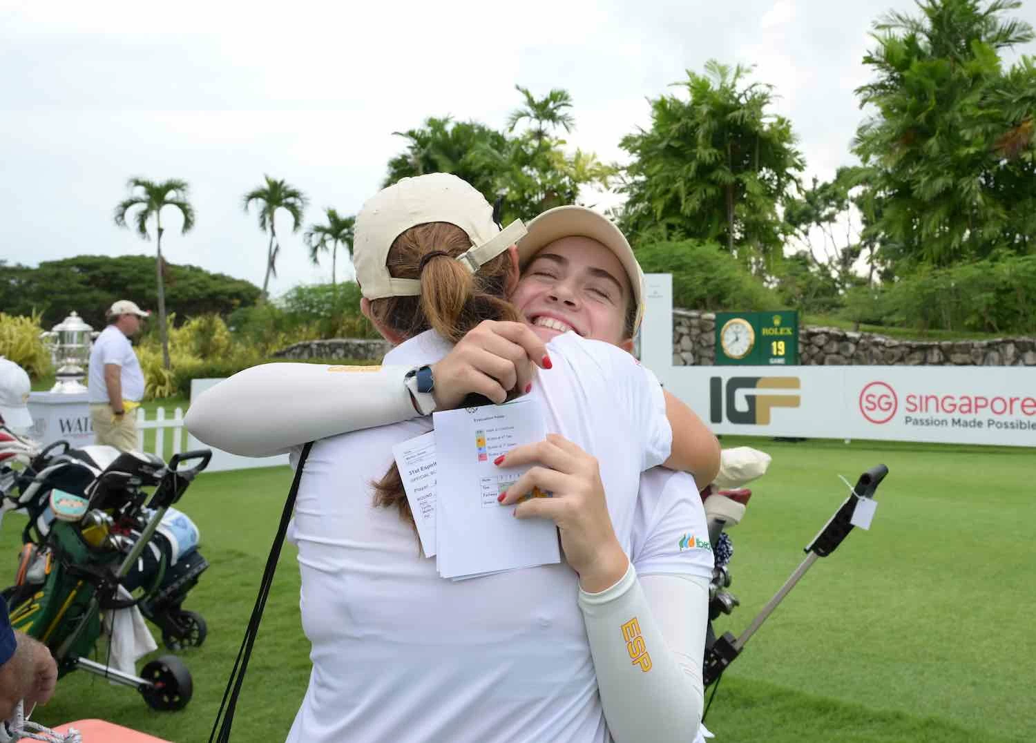 Paula Martín se abraza con la capitana Cova Basagoiti. (Copyright USGA/Steven Gibbons) Paula Martín se abraza con la capitana Cova Basagoiti. (Copyright USGA/Steven Gibbons)