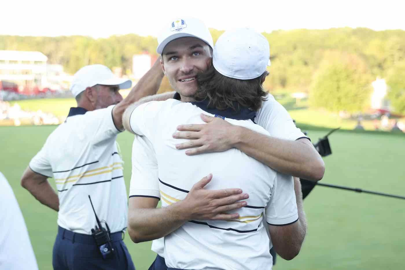 Ryder Cup 2025 - Singles Matches Rasmus Hojgaard se abraza a Tommy Fleetwood tras ganar la Ryder Cup en Bethpage.