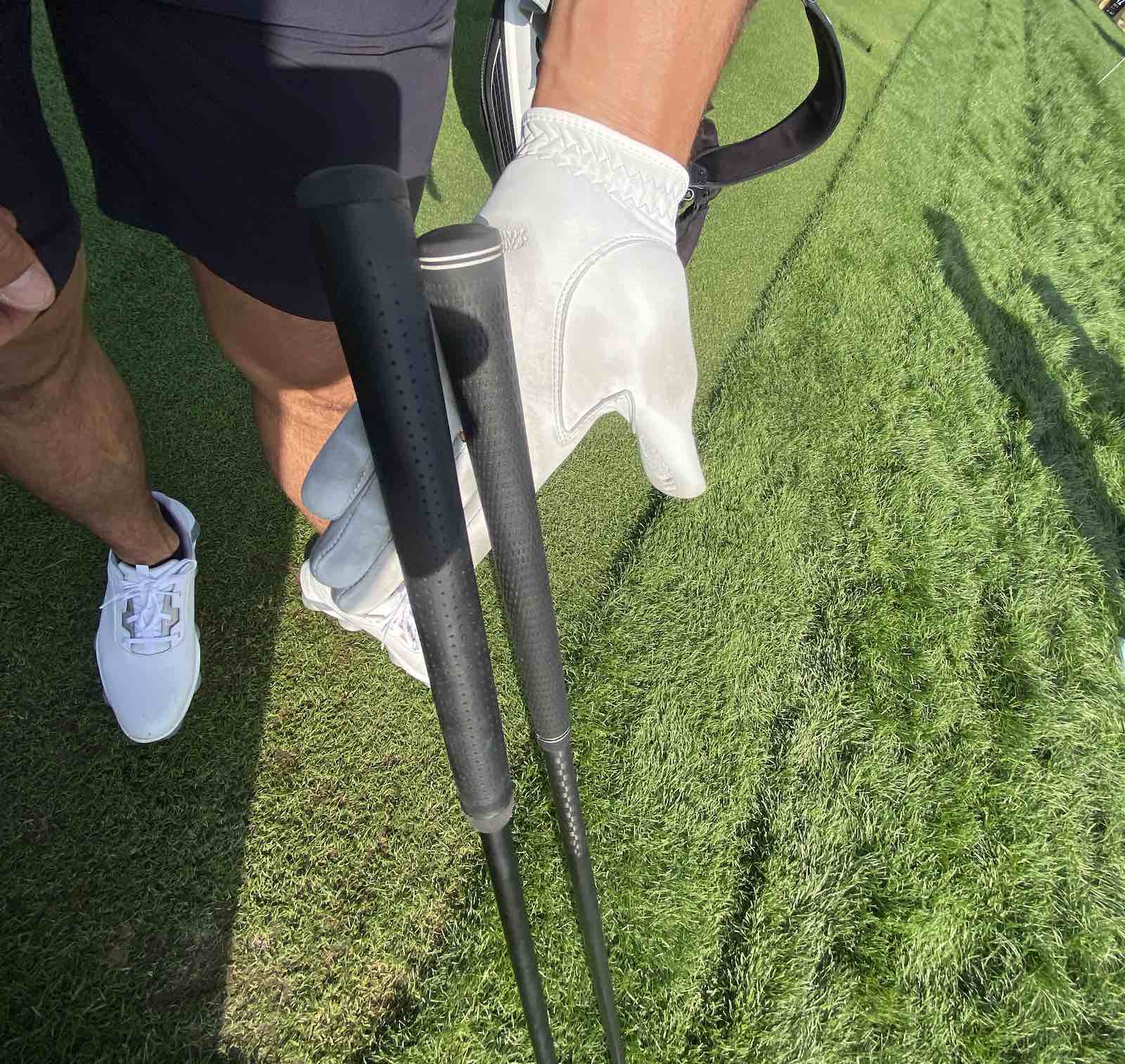 Here you can see the difference in thickness between Seb's grip and Rafa's, which, by the way, is thicker than usual. © Ten Golf