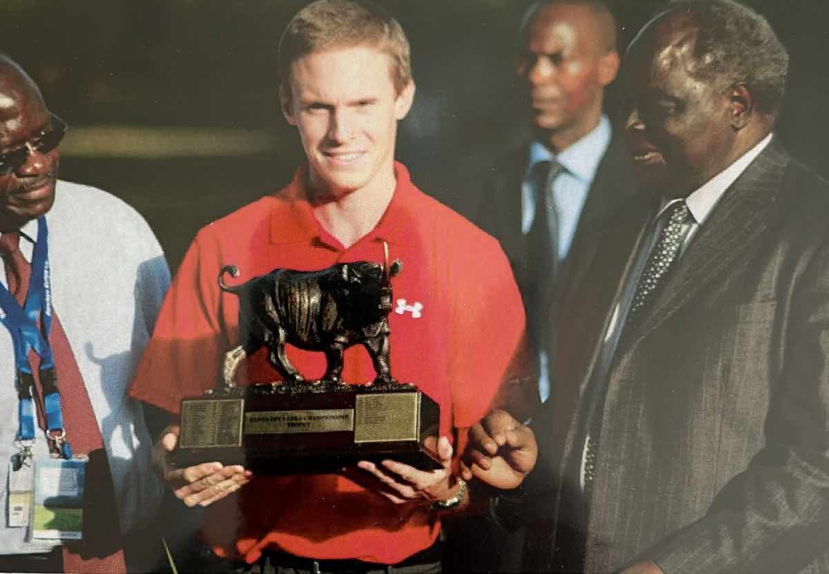 Jordi García Pinto, con el trofeo y junto al presidente de Kenia.