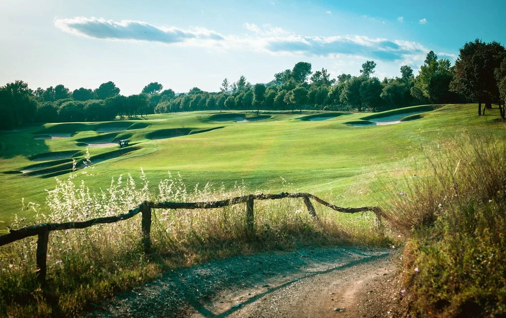 Vista del hoyo 12 del recorrido Rosa del Real Club de Golf El Prat. © Real Club de Golf El Prat Vista del hoyo 12 del recorrido Rosa del Real Club de Golf El Prat. © Real Club de Golf El Prat