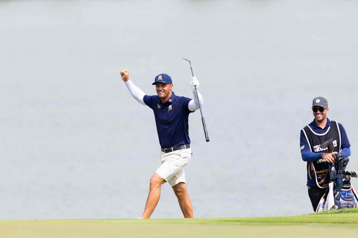 Bryson DeChambeau celebra su putt de birdie en el hoyo 14. (Photo by Chris Trotman/LIV Golf)