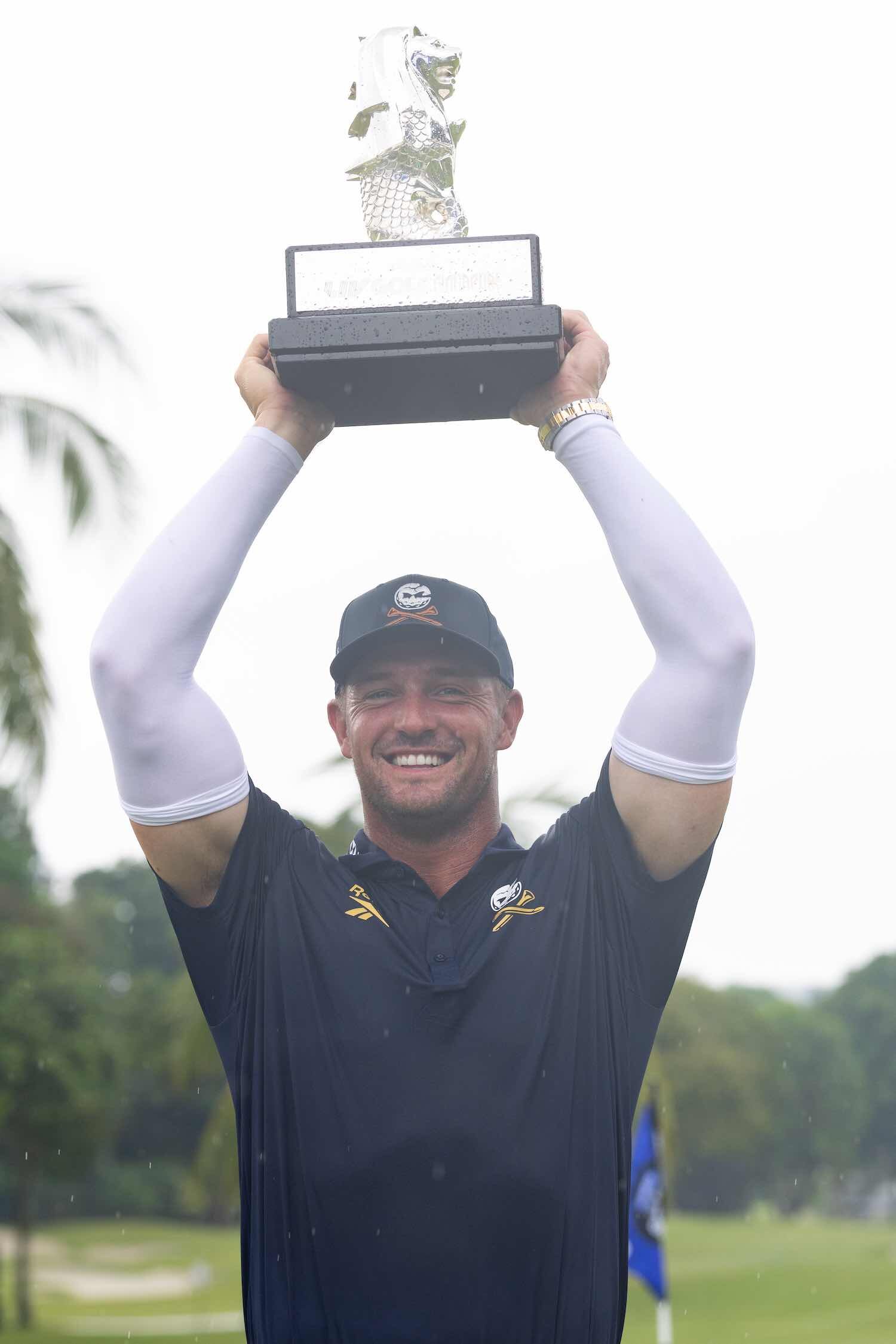 Bryson DeChambeau sostiene el trofeo de ganador del LIV Golf Singapur. (Photo by Chris Trotman/LIV Golf)