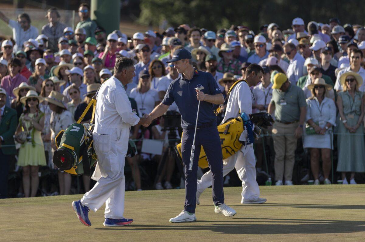 Justin Rose con su caddie Mark Fulcher en el 18 de Augusta National durante la última jornada del Masters 2026.