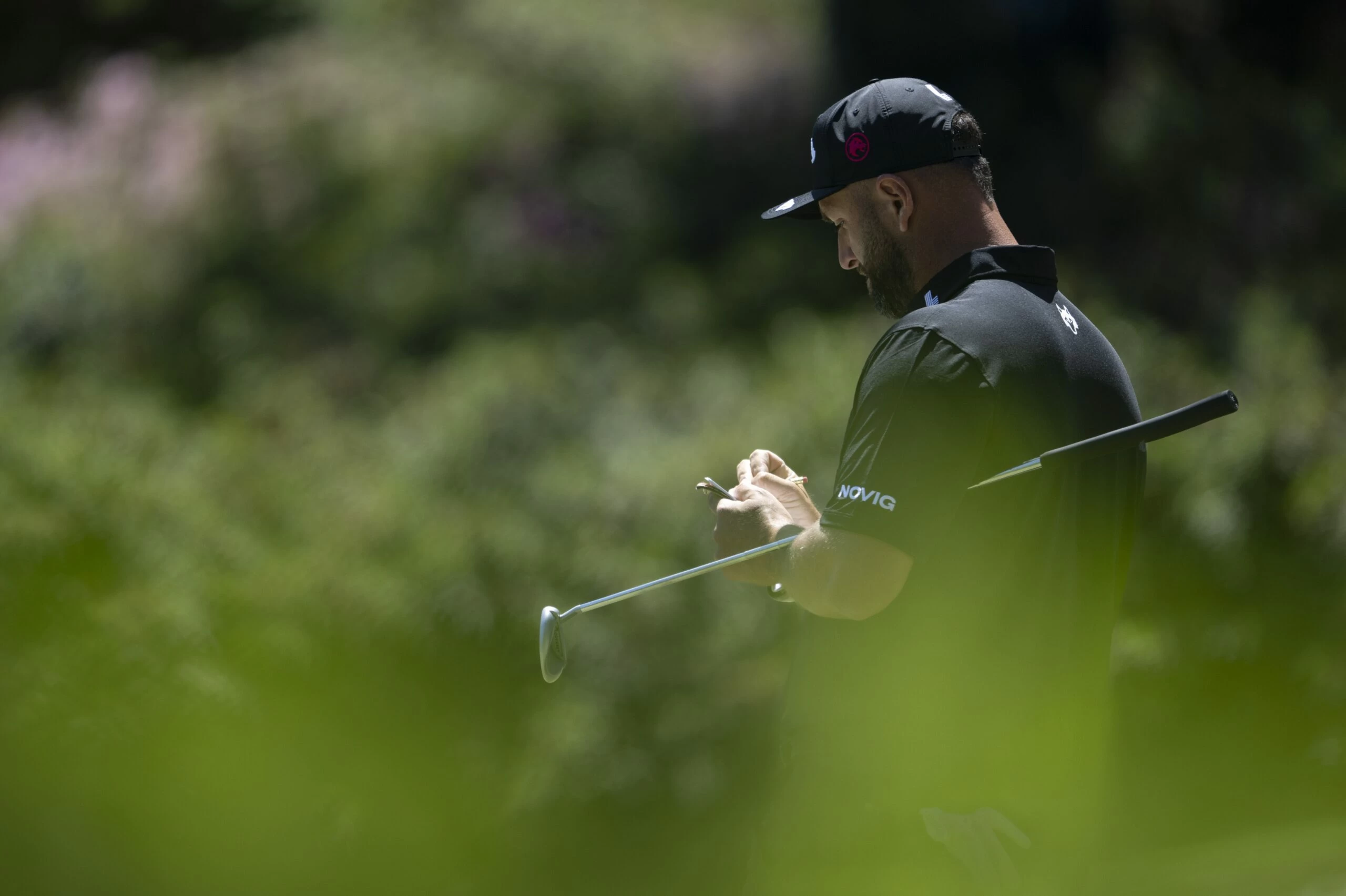 Jon Rahm espera durante la segunda jornada del Masters de Augusta 2026 I ©Masters Jon Rahm espera durante la segunda jornada del Masters de Augusta 2026 I ©Masters