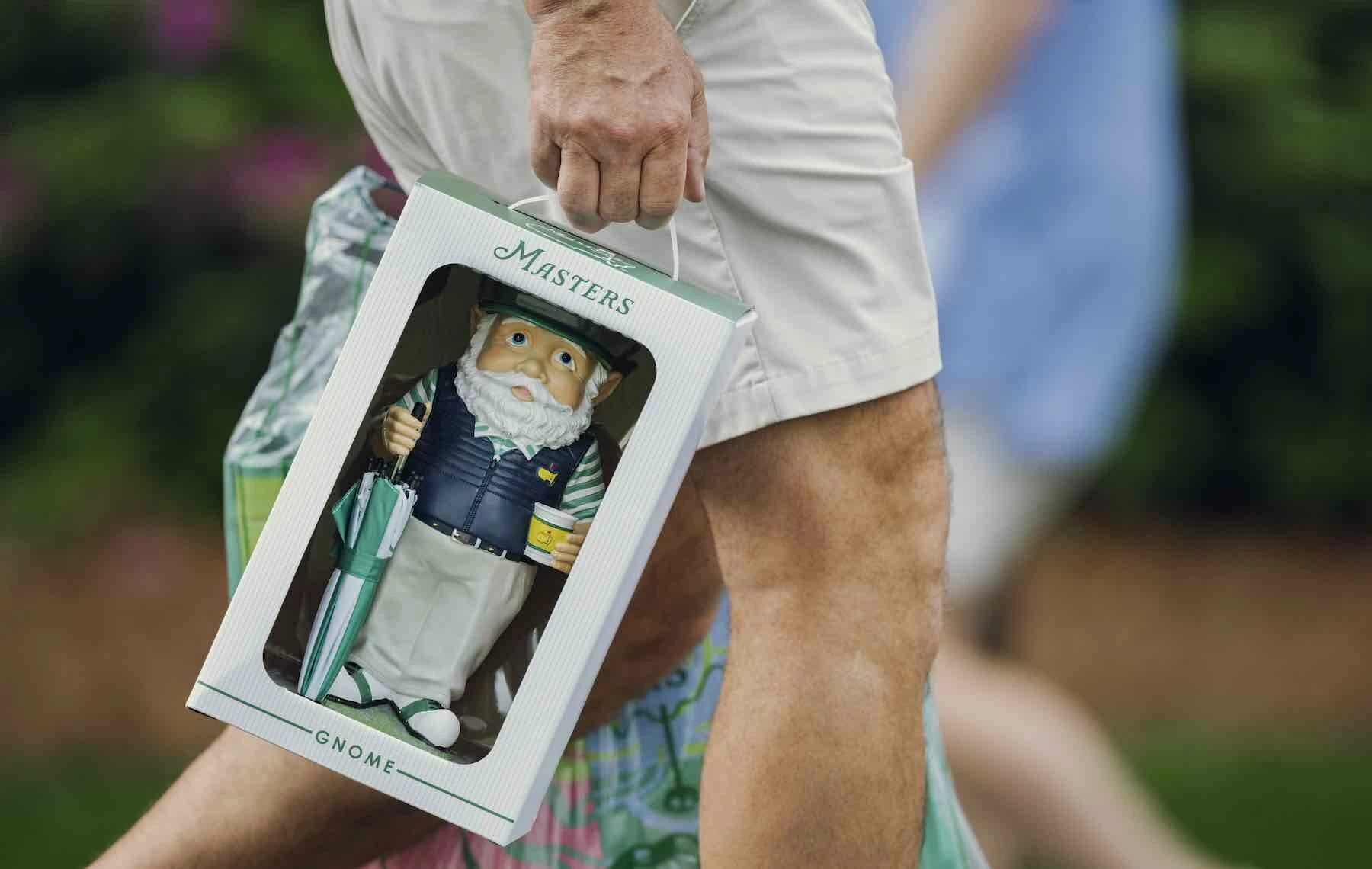 Un aficionado transporta uno de los gnomos que se venden este año en la tienda del Masters. Un aficionado transporta uno de los gnomos que se venden este año en la tienda del Masters.