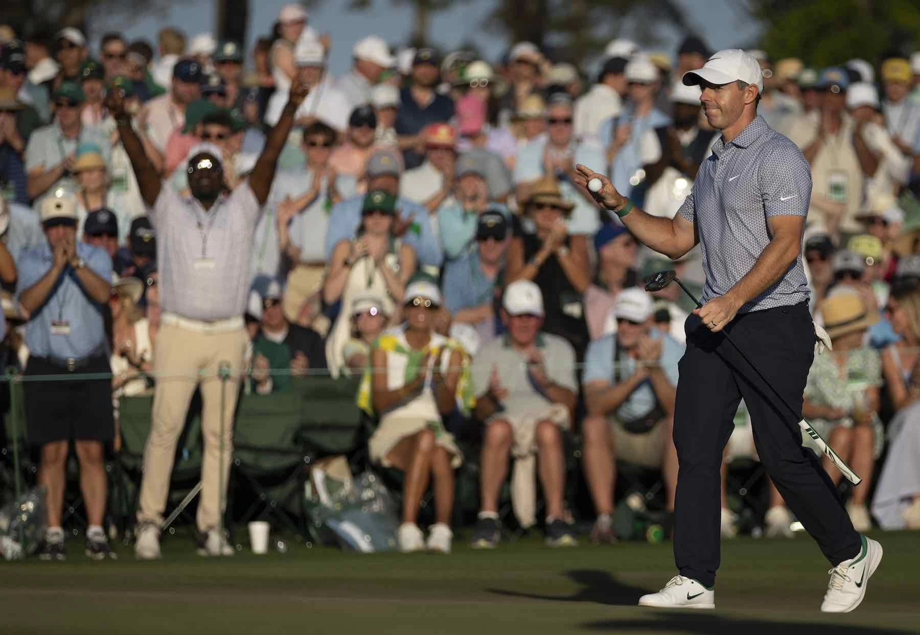2026 Masters Tournament Rory McIlroy saluda la público al acabar su tercera ronda en el Masters.