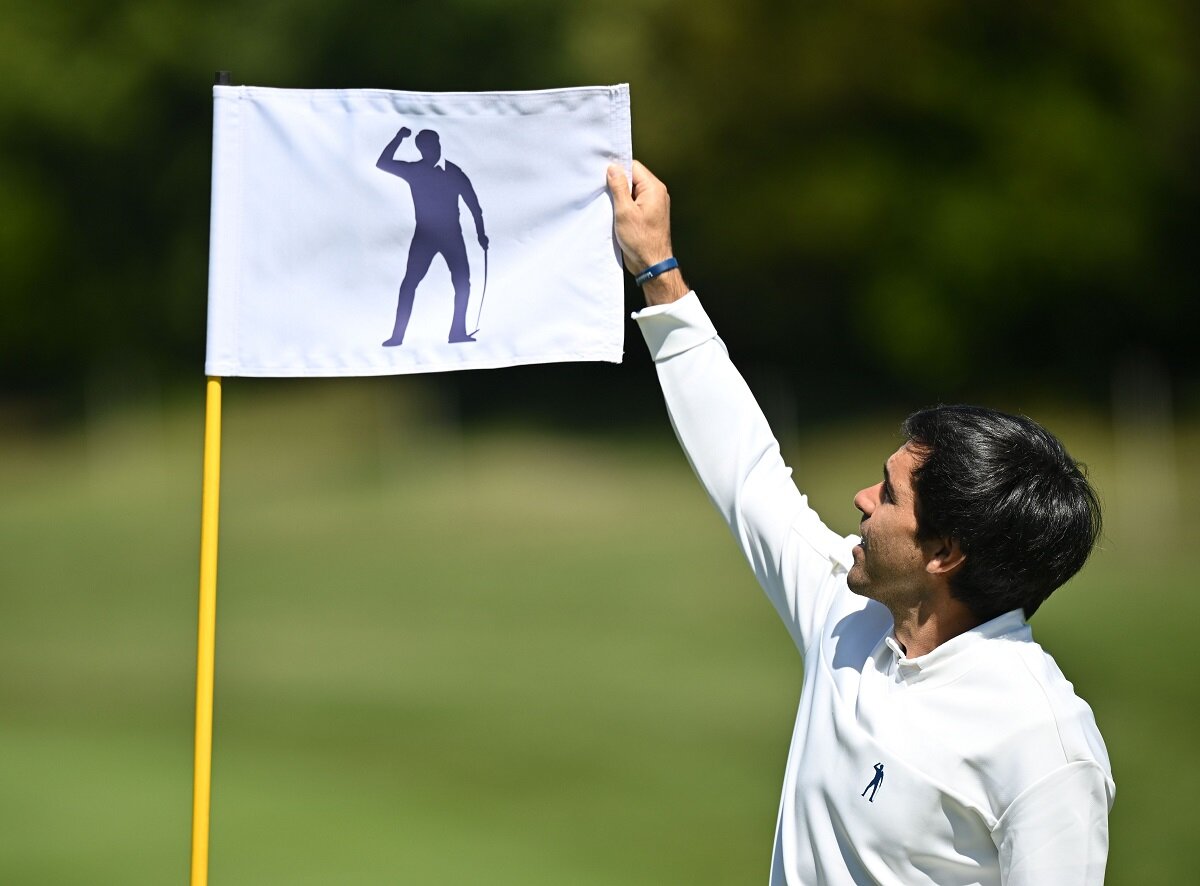 Javier Ballesteros with the flag honoring his father (credit © Getty Images) Javier Ballesteros with the flag honoring his father (credit © Getty Images)
