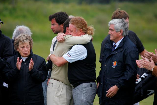 Open España 2011 3 (minuto silencio) (2)_jpg José María Olazábal y Miguel Ángel Jiménez se abrazan tras el minuto de silencio en homenaje a Severiano Ballesteros, fallecido el 7 de mayo de 2011.