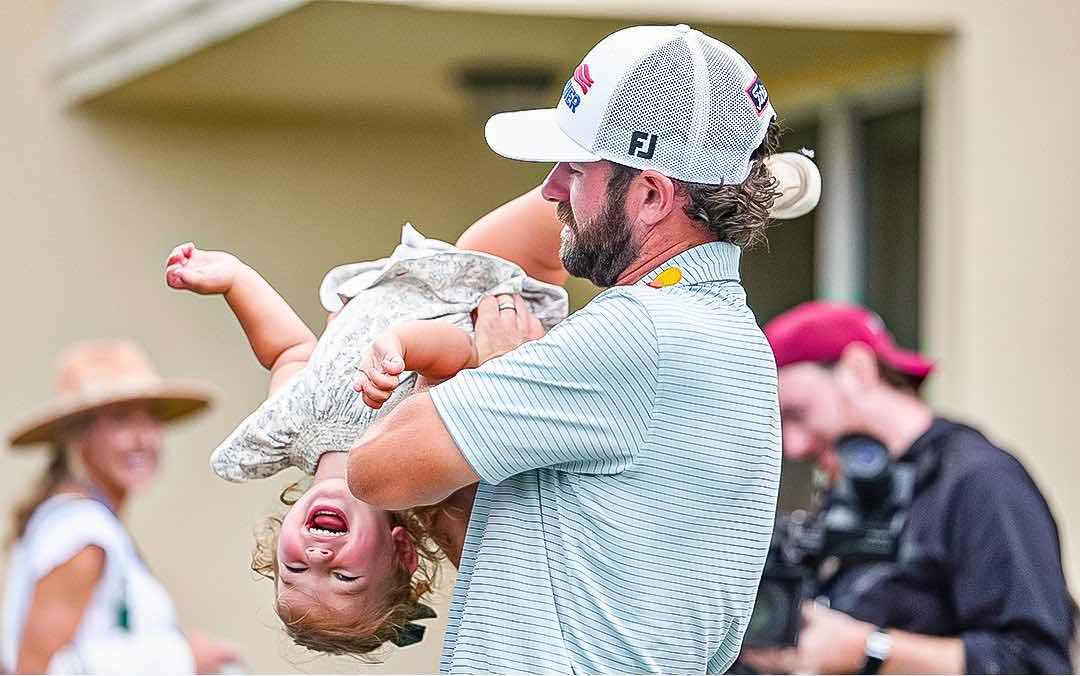 Cameron Young juega con su hija tras ganar el Cadillac Championship. Cameron Young juega con su hija tras ganar el Cadillac Championship.