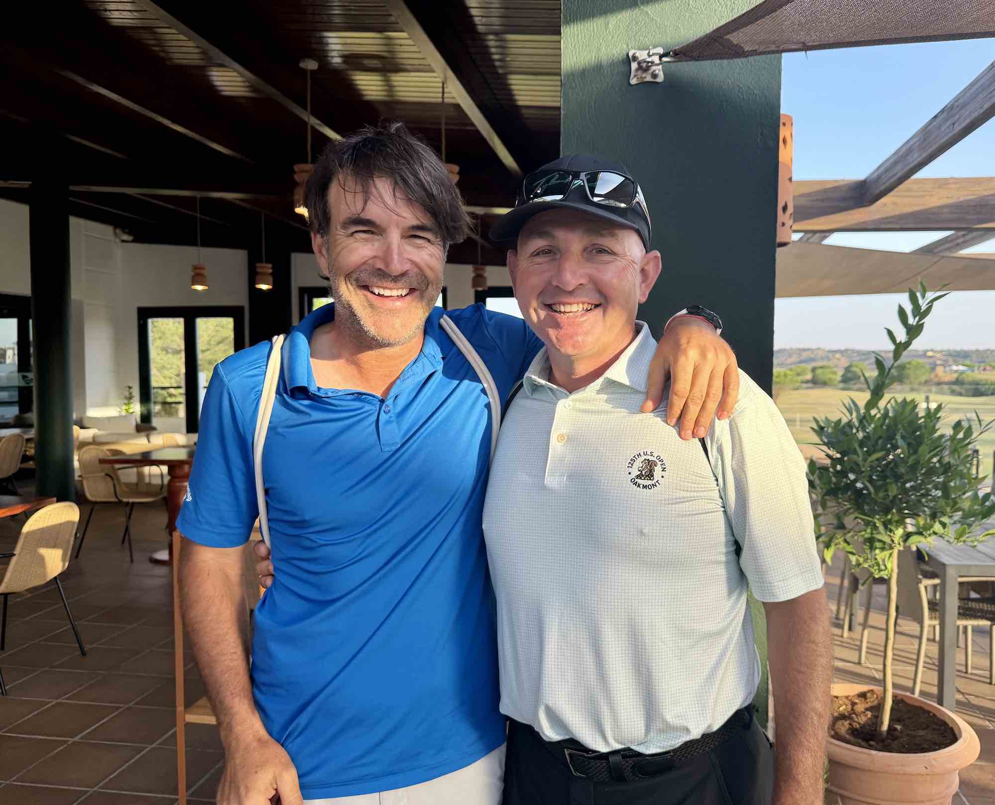 Raúl Quirós y Pello Iguarán, dos caddies de lujo en el Challenge de España.