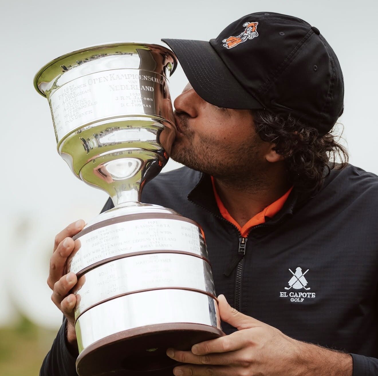 Eugenio Chacarra besa el trofeo del KLM Open. Eugenio Chacarra besa el trofeo del KLM Open.