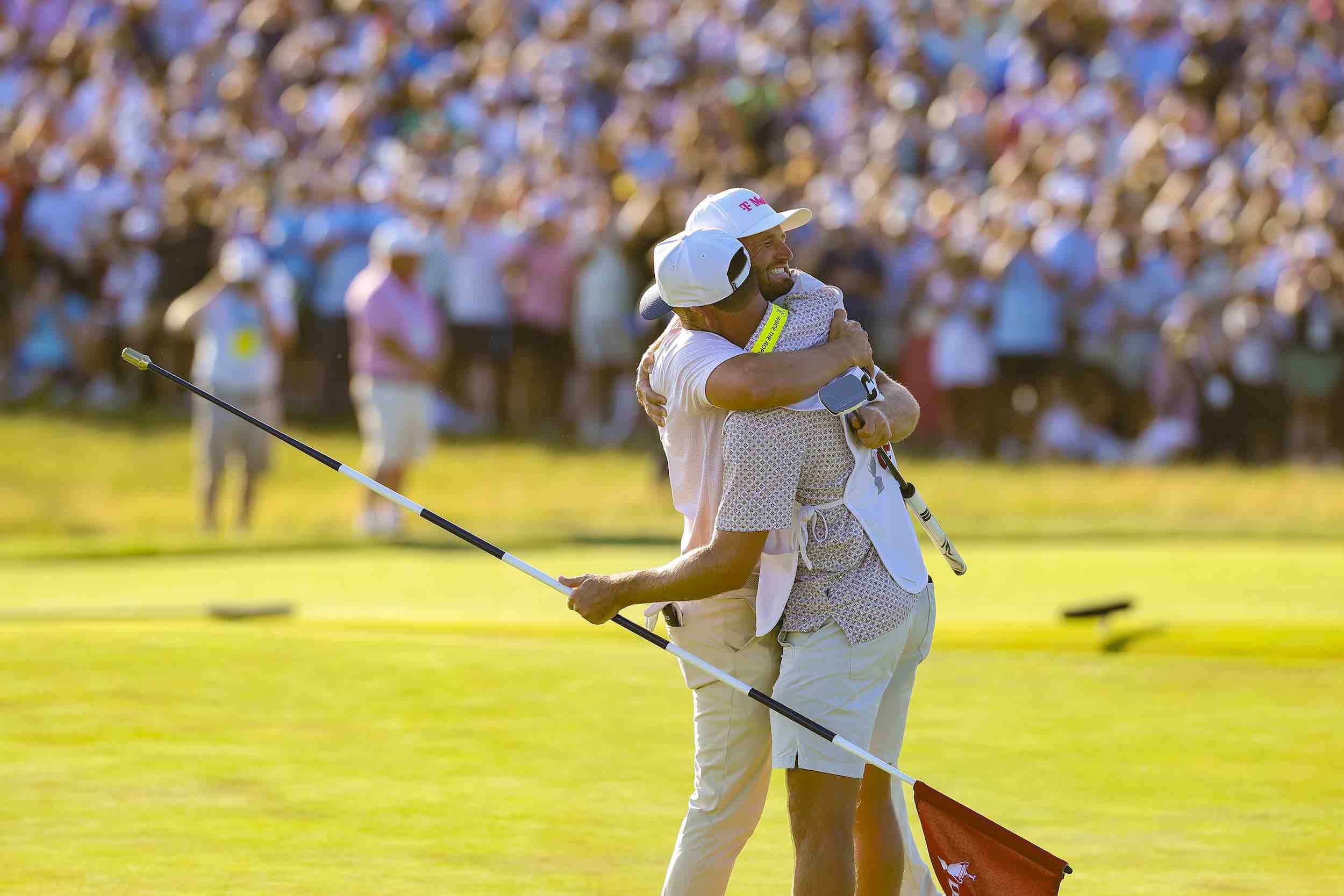 2026 U.S. Open Wyndham Clark se abraza con su caddie David Pelekoudas tras ganar el US Open. (Dustin Satloff/USGA)