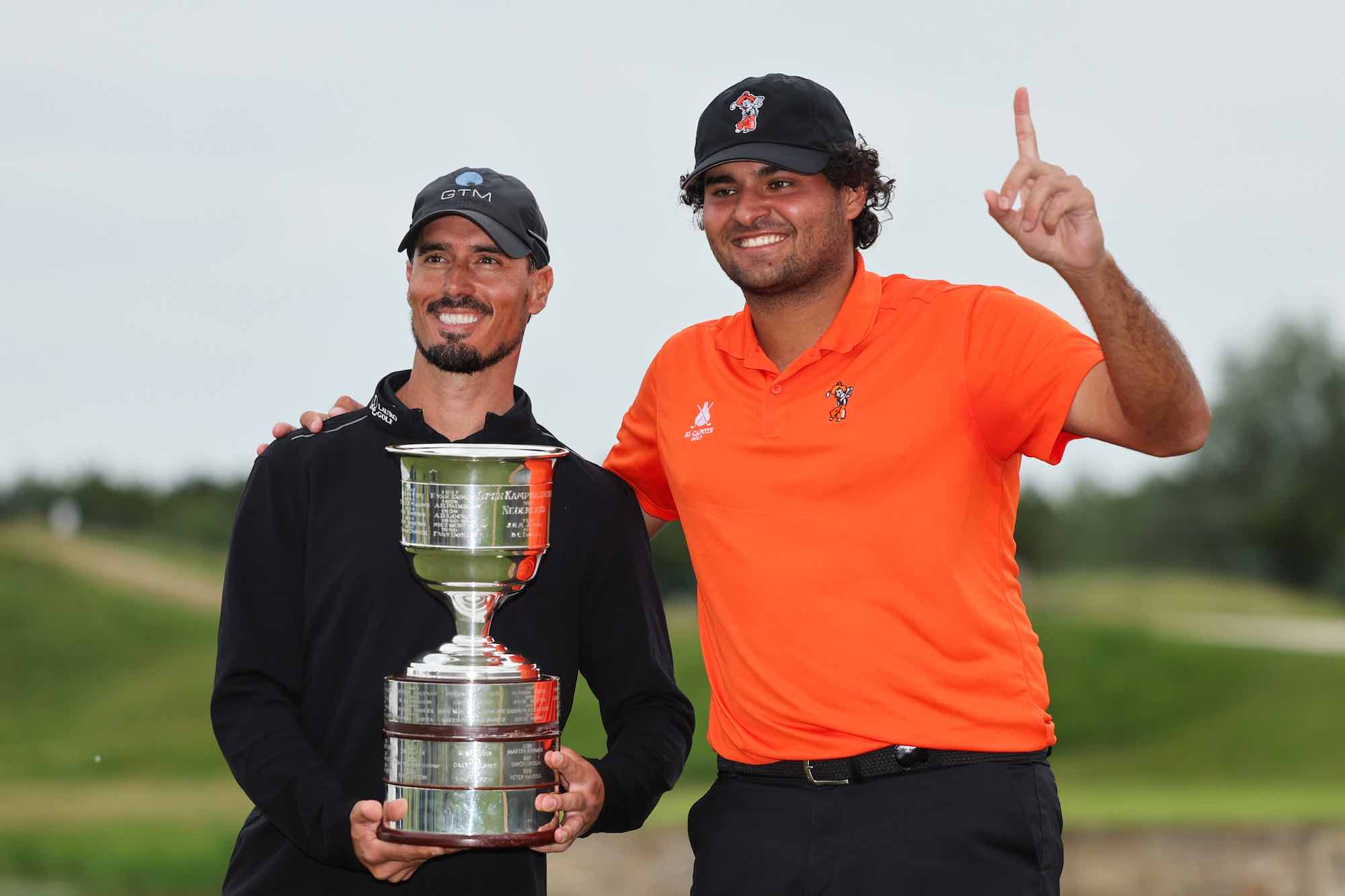 Eugenio Chacarra celebra la victoria en Italia junto a su caddie Gonzalo Vicente, Win. Eugenio Chacarra celebra la victoria en Italia junto a su caddie Gonzalo Vicente, Win.