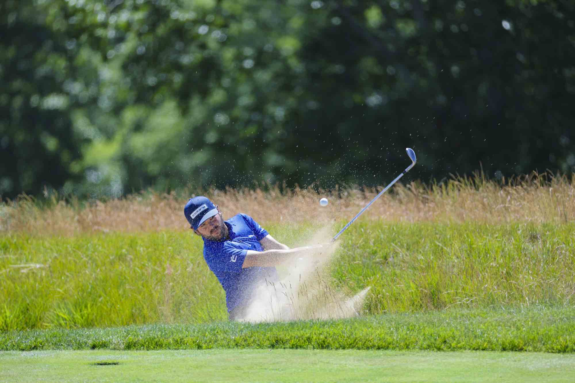 2026 U.S. Open Ángel Hidalgo pega desde el búnker en el hoyo 2 de Shinnecock Hills este martes. (Jeff Haynes/USGA)