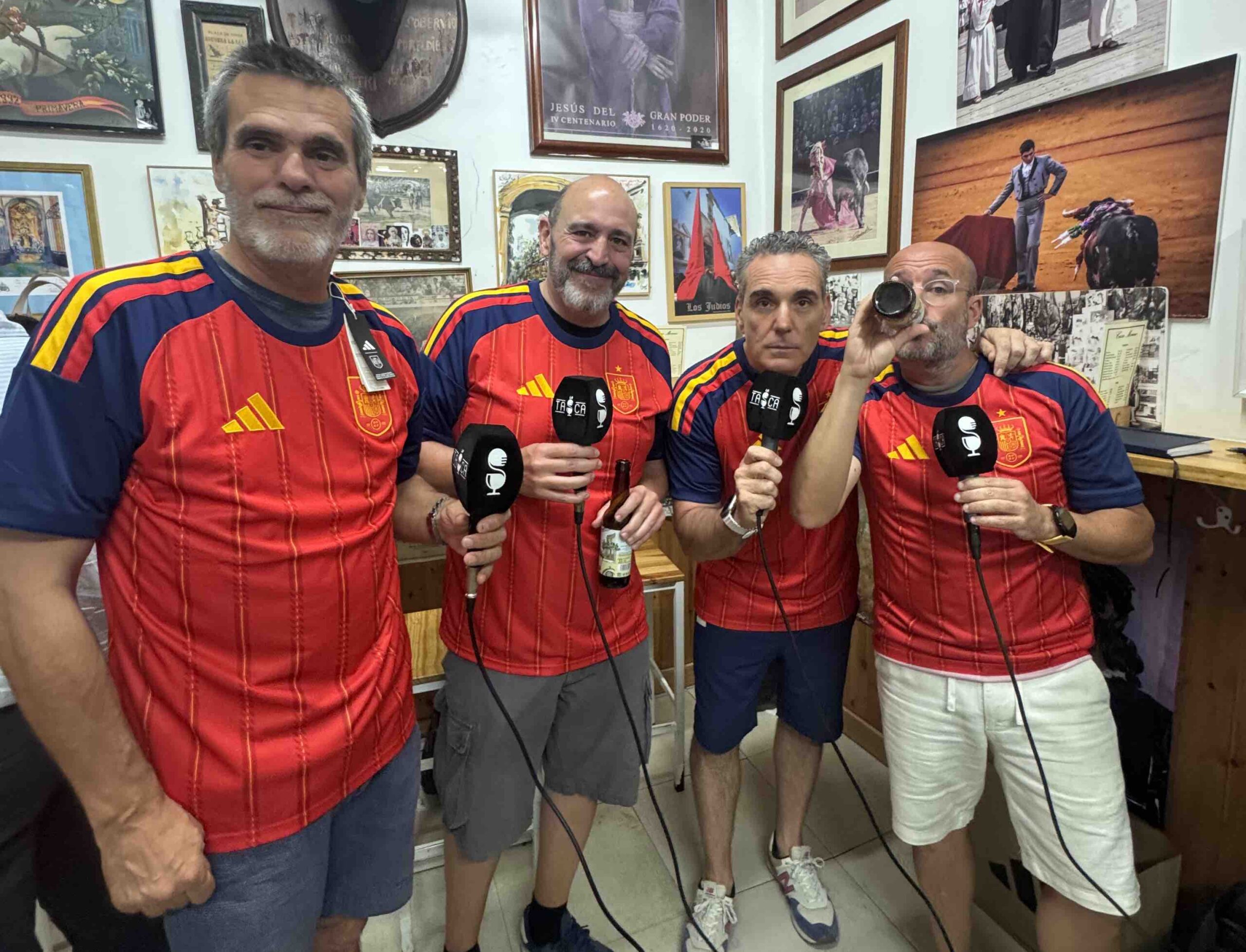 Óscar Díaz y todo el equipo de La Tasca, con la Roja de España, calentando para el Mundial. Óscar Díaz y todo el equipo de La Tasca, con la Roja de España, calentando para el Mundial.
