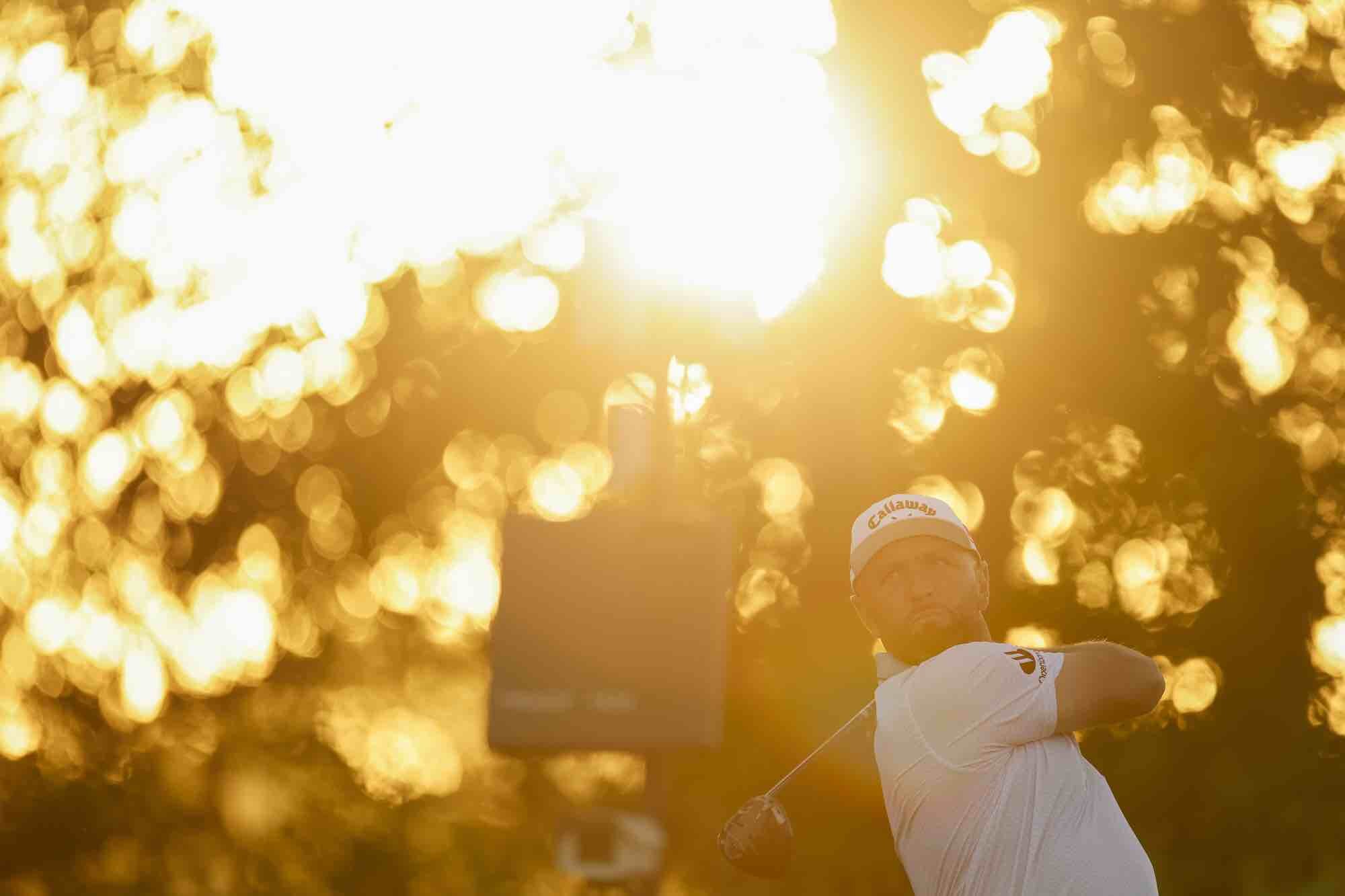 Jon Rahm pega su golpe de salida en el hoyo 4 de Shinnecock Hills al atardecer. (Chris Keane/USGA) Jon Rahm pega su golpe de salida en el hoyo 4 de Shinnecock Hills al atardecer. (Chris Keane/USGA)