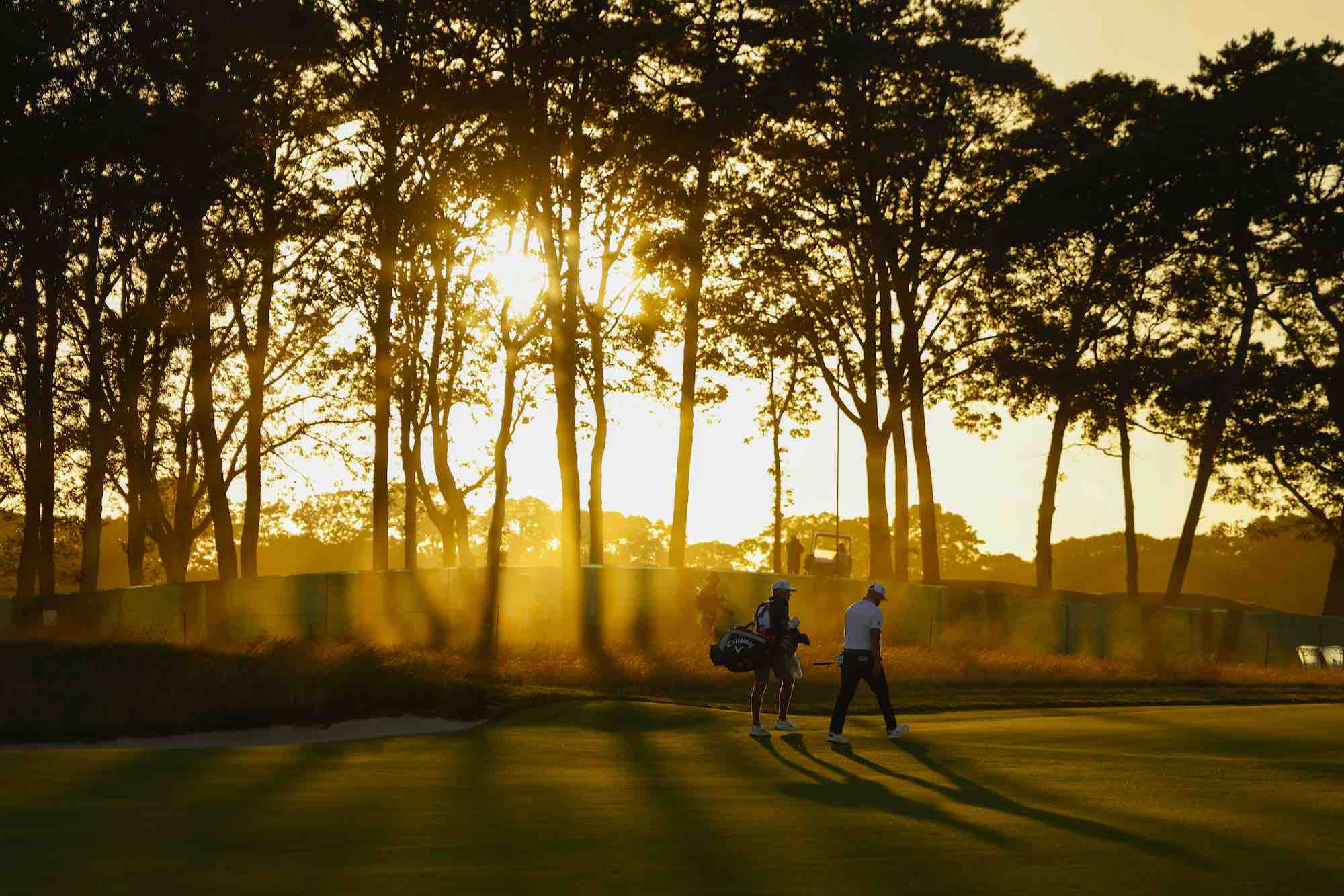 Jon Rahm camina junto a Adam Hayes por la calle del hoyo 3 el jueves por la tarde. (Chris Keane/USGA) Jon Rahm camina junto a Adam Hayes por la calle del hoyo 3 el jueves por la tarde. (Chris Keane/USGA)