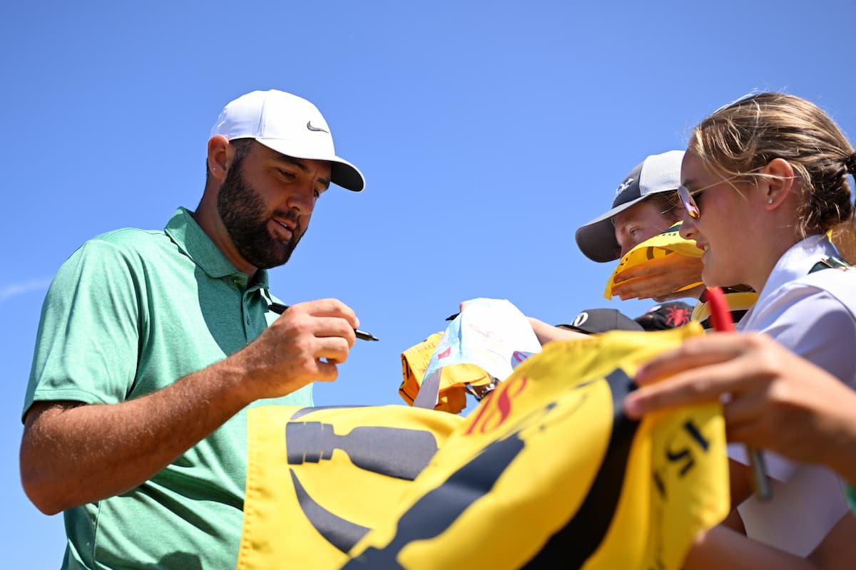 Scheffler, firmando autógrafos © Stuart Franklin/R&A/R&A via Getty Images Scheffler, firmando autógrafos © Stuart Franklin/R&A/R&A via Getty Images