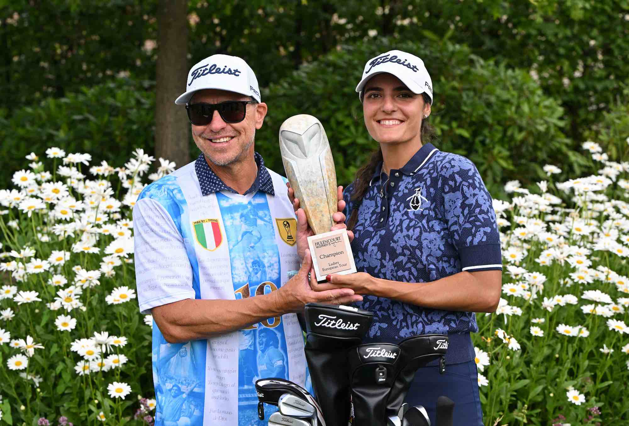 Carolina celebra la victoria con el trofeo y junto a su caddie. Carolina celebra la victoria con el trofeo y junto a su caddie.