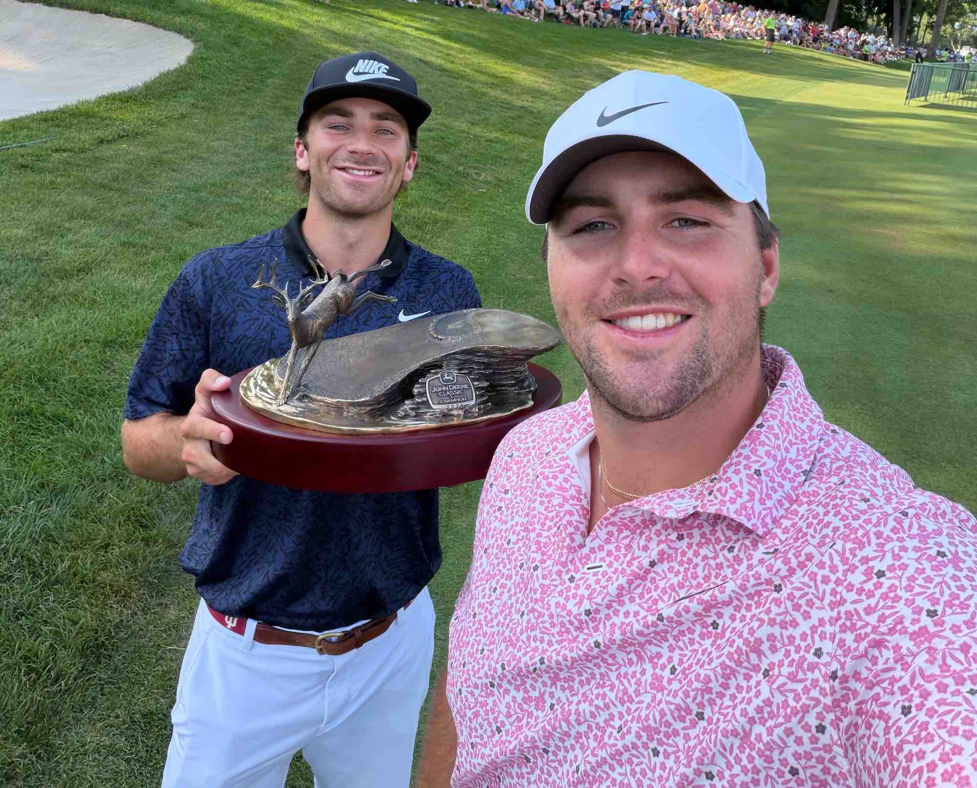 John Deere y su hermano Patrick posan con el treofeo de campeón del John Deere Classic. John Deere y su hermano Patrick posan con el treofeo de campeón del John Deere Classic.