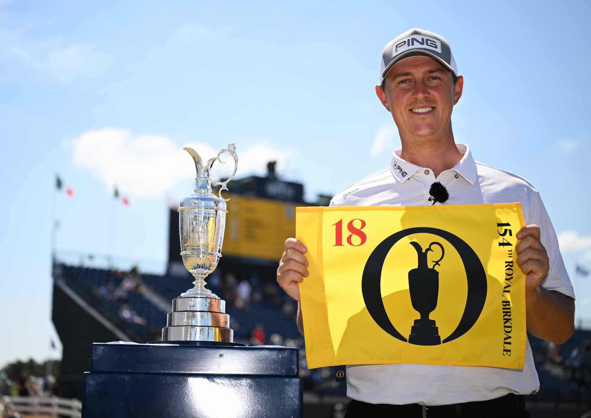 Joe Dean posa con la bandera del Open junto a la Jarra de Clarete en Royal Birkdale. Joe Dean posa con la bandera del Open junto a la Jarra de Clarete en Royal Birkdale.