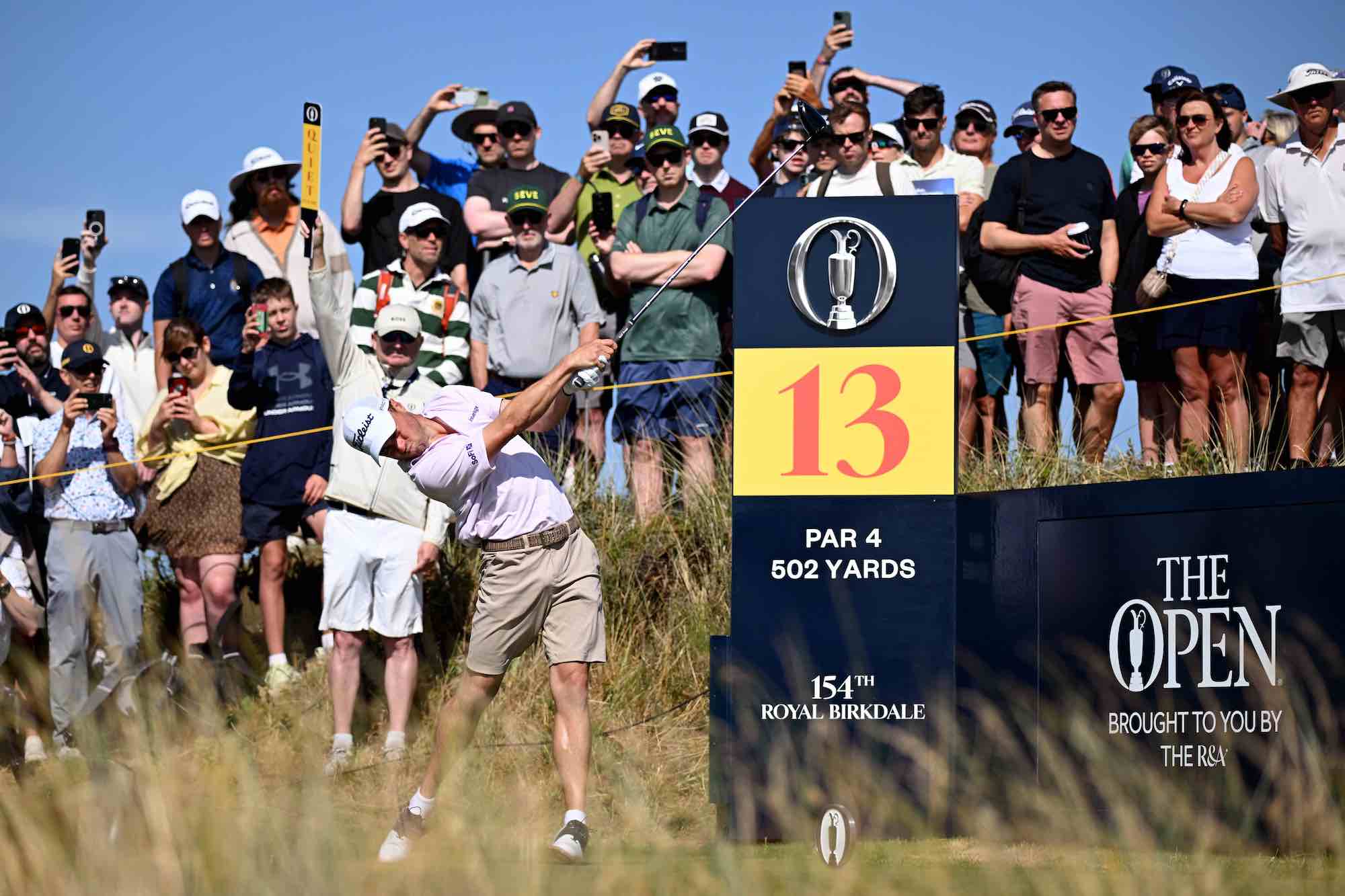Justin Thomas pega su salida en el tee del hoyo 13. Justin Thomas pega su salida en el tee del hoyo 13.