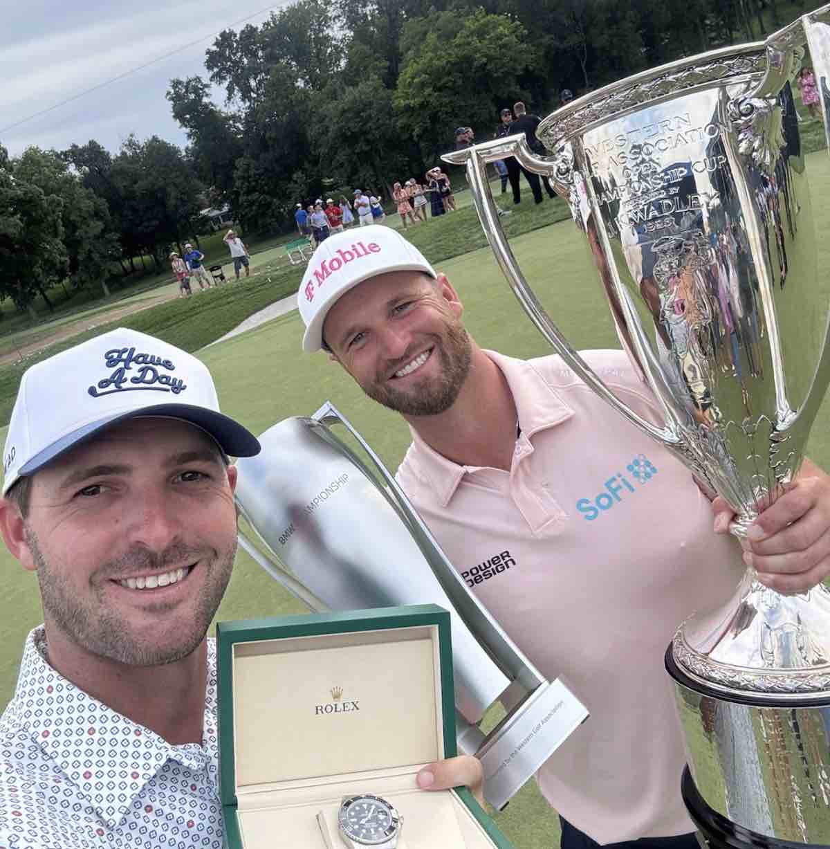 Wyndham Clark, con el trofeo, y su caddie con un obsequio. Wyndham Clark, con el trofeo, y su caddie con un obsequio.