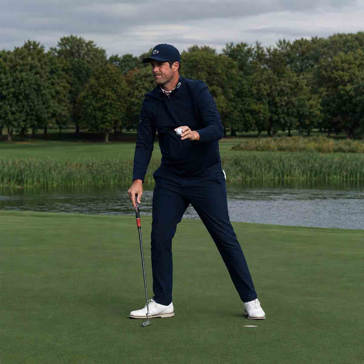 Nacho Elvira saluda al público durante la primera jornada del British Masters. Nacho Elvira saluda al público durante la primera jornada del British Masters.
