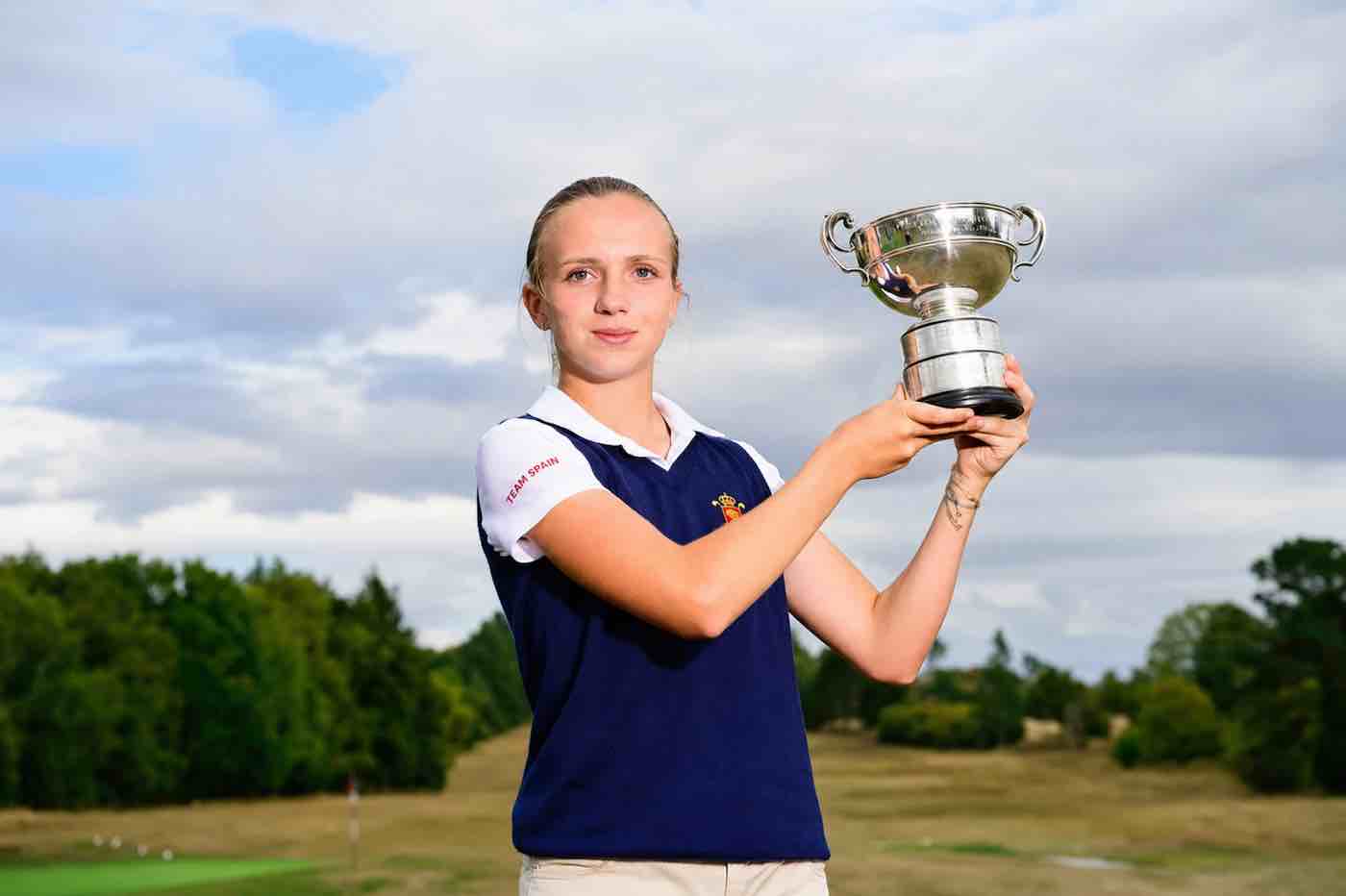 Paula Jiménez posa con el trofeo de campeona del Internacional de Inglaterra Sub 16. Paula Jiménez posa con el trofeo de campeona del Internacional de Inglaterra Sub 16.