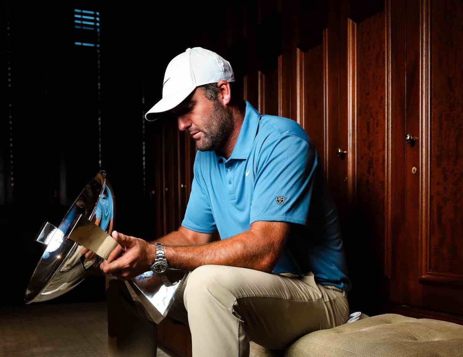 Scottie Scheffler, en el vestuario de East Lake, con la copa de campeón de la FedEx Cup. Scottie Scheffler, en el vestuario de East Lake, con la copa de campeón de la FedEx Cup.
