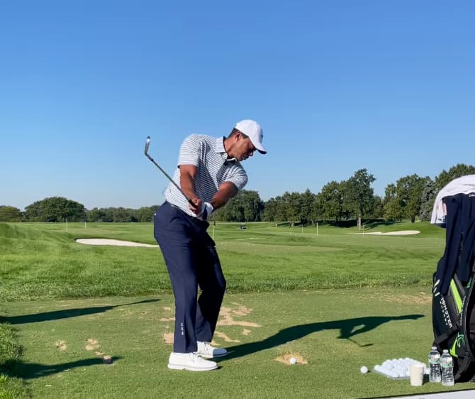 Tiger Woods, pegando bolas © TGR Foundation Tiger Woods, pegando bolas © TGR Foundation