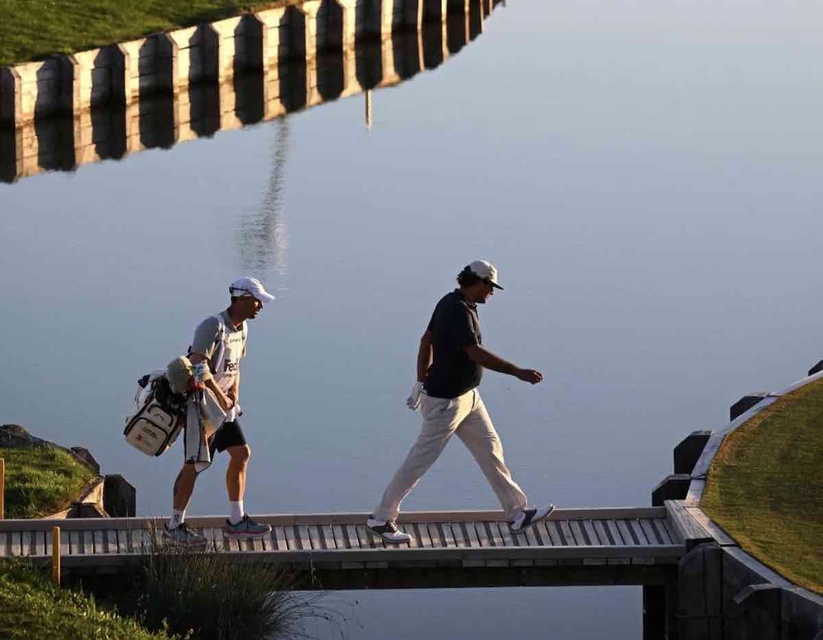Eugenio Chacarra crosses a bridge at Le Golf National this Saturday. © Instagram Eugenio Chacarra Eugenio Chacarra crosses a bridge at Le Golf National this Saturday. © Instagram Eugenio Chacarra
