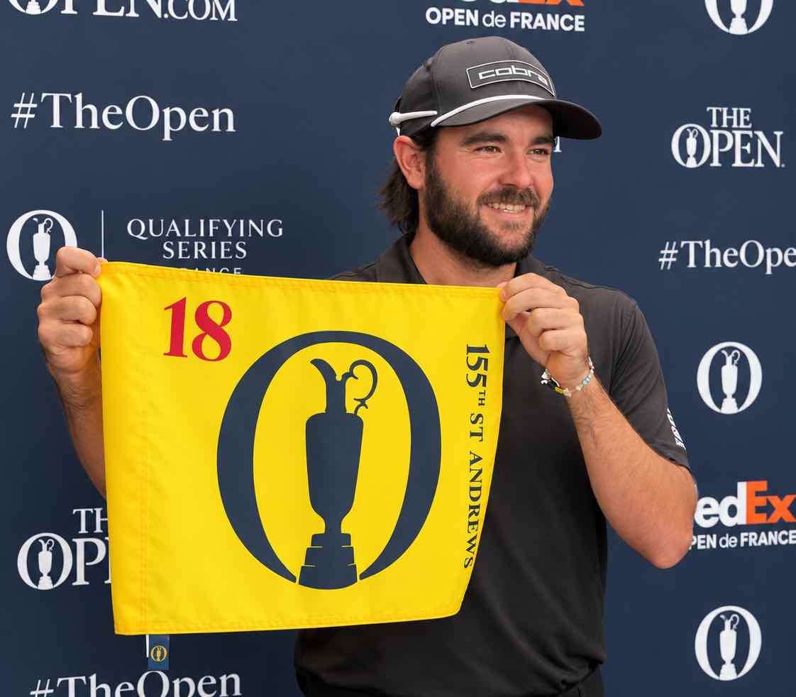 Ángel Hidalgo posa con la bandera del Open Championship 2027. Ángel Hidalgo posa con la bandera del Open Championship 2027.