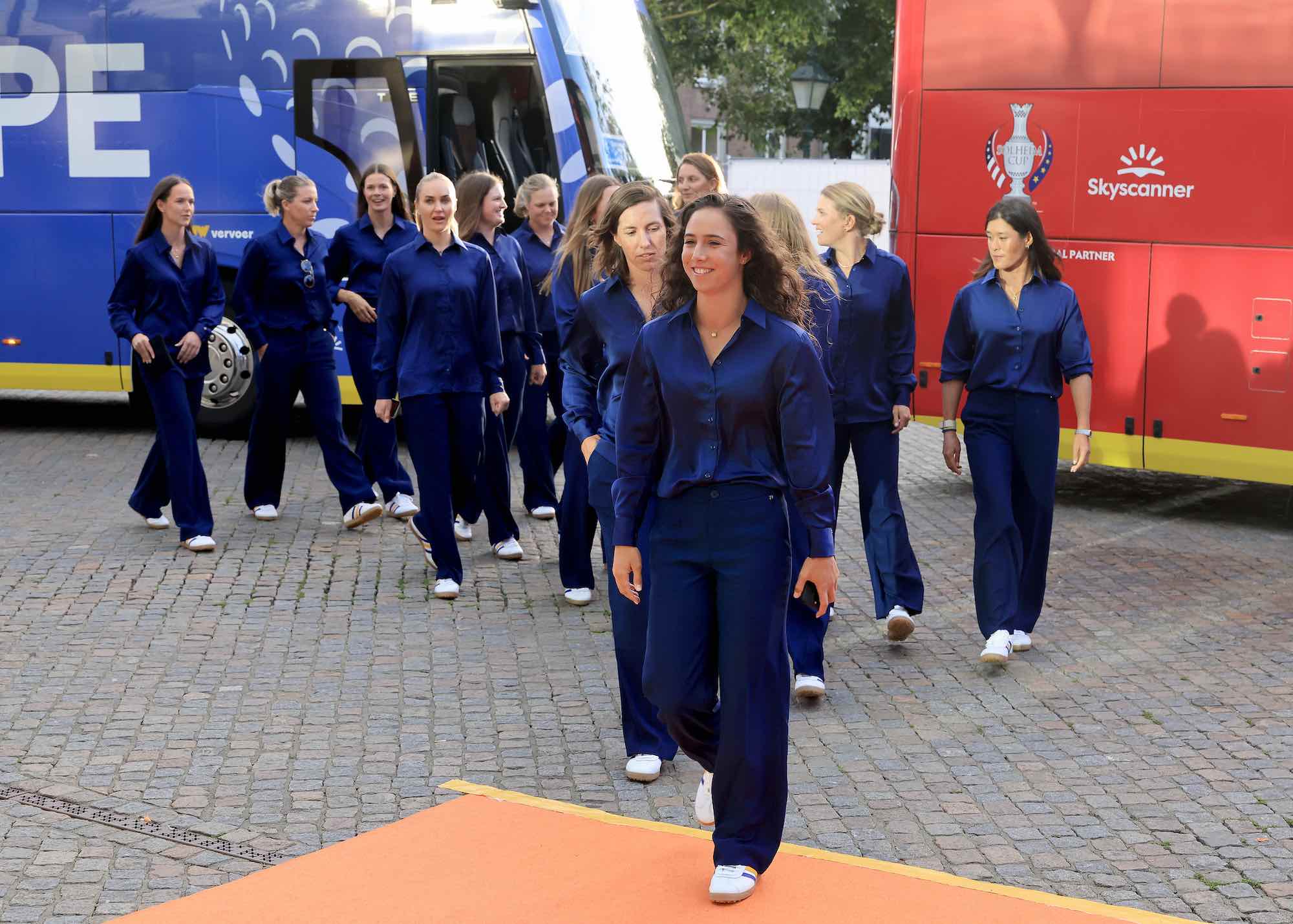 El equipo europeo con Julia López a la cabeza llega a la cena de la Solheim Cup este miércoles. El equipo europeo con Julia López a la cabeza llega a la cena de la Solheim Cup este miércoles.