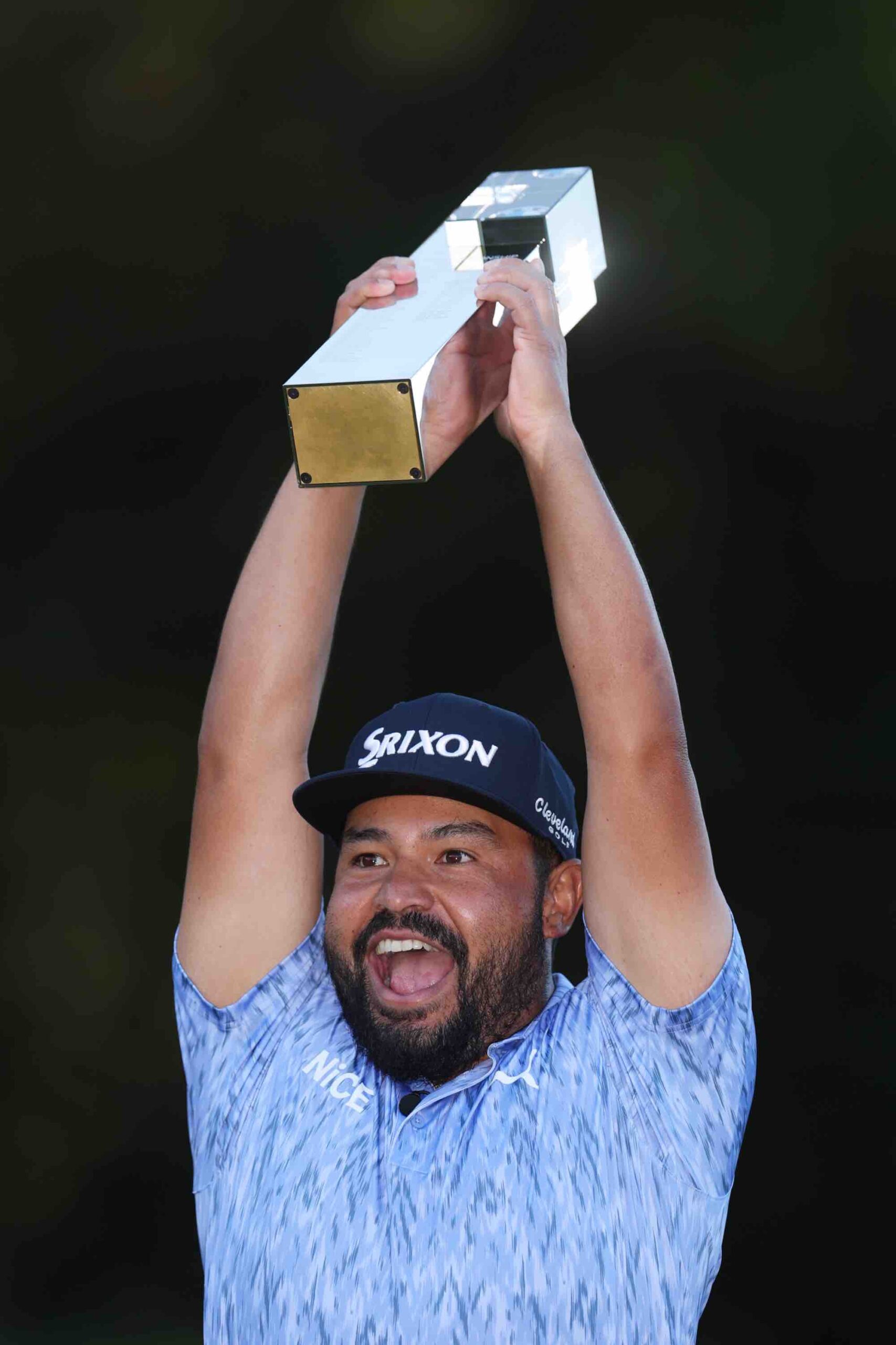 spaunbmwpga26trfoeo JJ Spaun levanta el trofeo de campeón del BMW PGA Championship 2026.