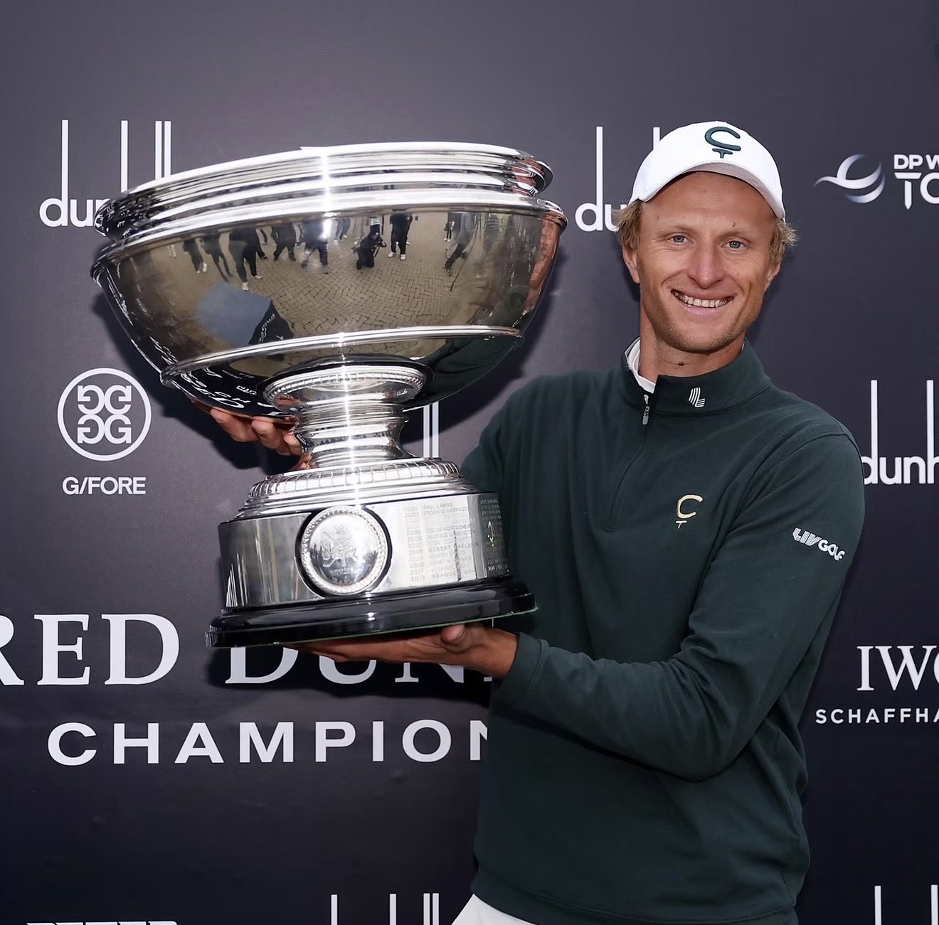 Adrian Meronk con la copa de ganador del Alfred Dunhill Links Championship