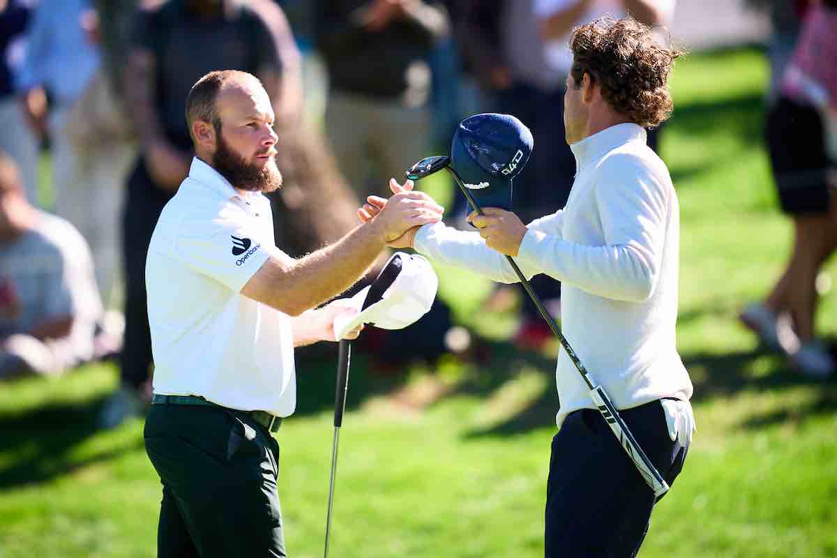 Ángel Ayora saluda a Tyrrell Hatton al acabar la ronda en el Open de España. Ángel Ayora saluda a Tyrrell Hatton al acabar la ronda en el Open de España.