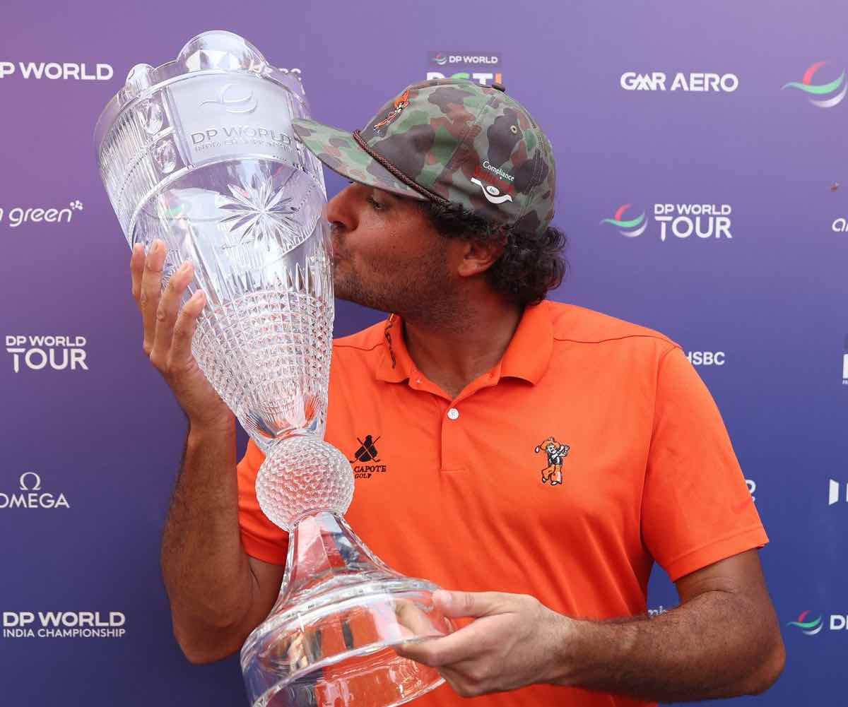 Eugenio Chacarra besa el trofeo de campeón en Delhi. Eugenio Chacarra besa el trofeo de campeón en Delhi.