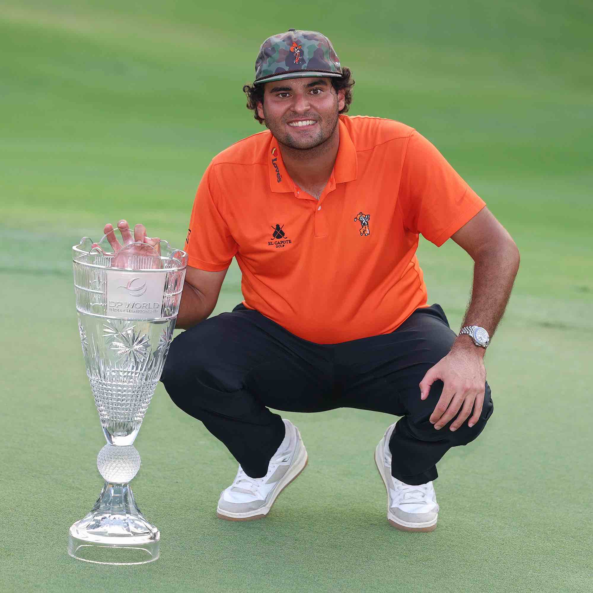 Eugenio Chacarra posa con el trofeo de campeón en el DP World India Championship. Eugenio Chacarra posa con el trofeo de campeón en el DP World India Championship.